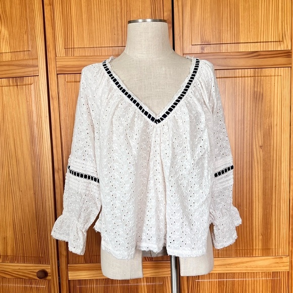 Free People Medium White Eyelet Peasant Blouse Vneck Boho Minimalist - Picture 3 of 10